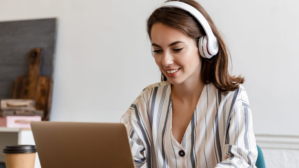 joven que aprovecha su tiempo para estudiar virtualmente