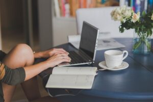 Aprender inglés desde casa gracias a la tecnología avanzada.